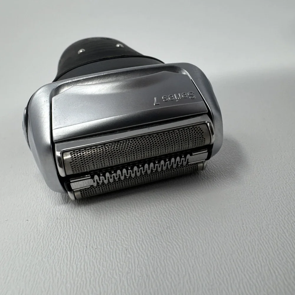 Braun Series 7 Electric Shaver Wet & Dry Type 5696 w/5675 Clean & Charge Station